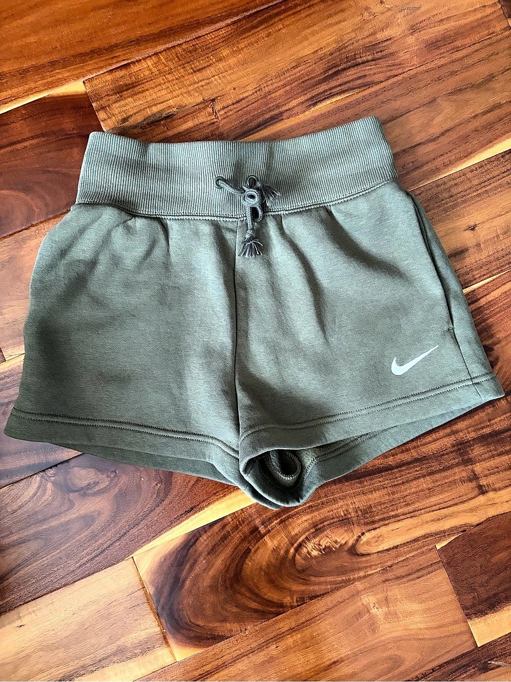 Nike Sportswear Phoenix Fleece High-Waisted Shorts Athletic Shorts in Green XS